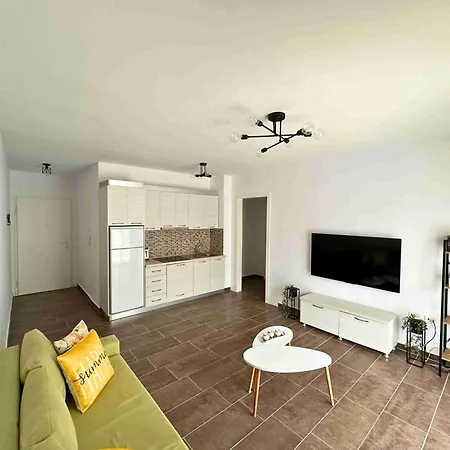 Tropicana Apartment *